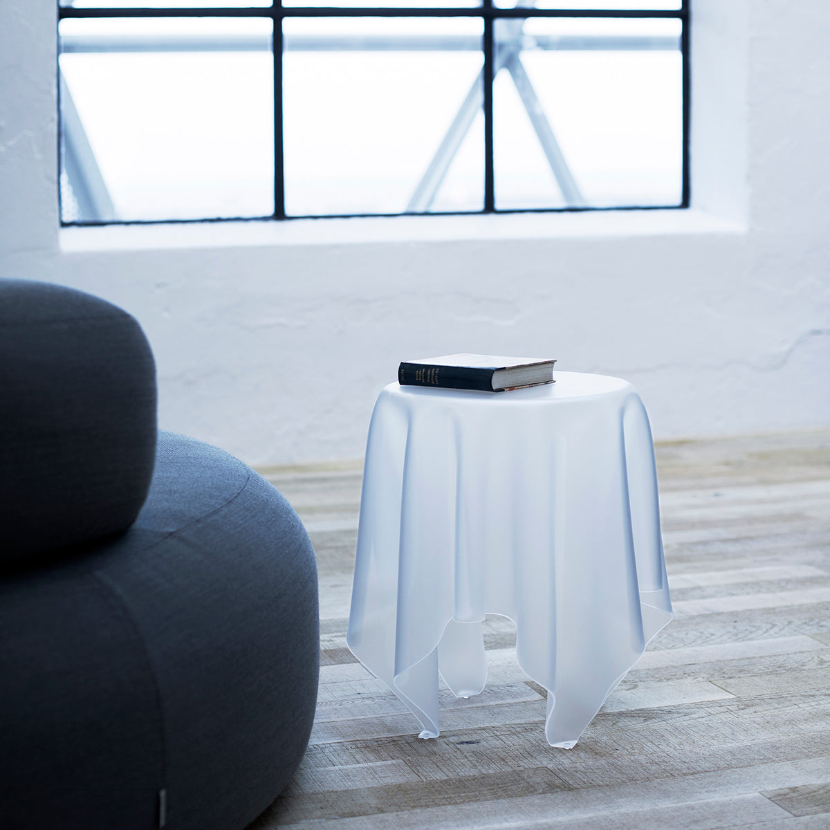 Essey Illusion Ice Table Table