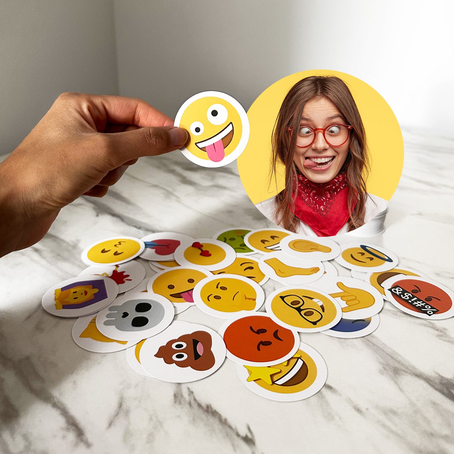 Pikkii Party Game Emoticon Hunt