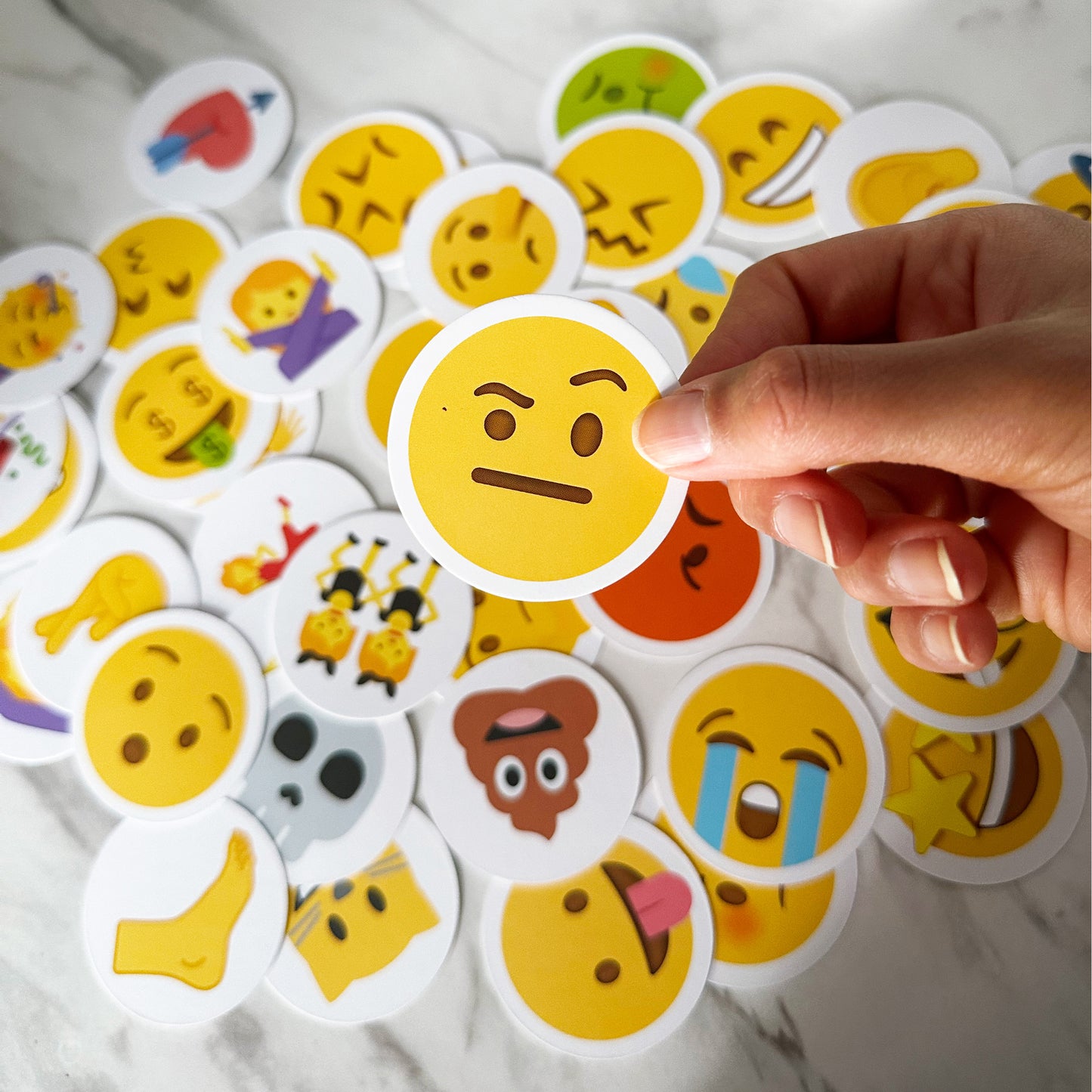 Pikkii Party Game Emoticon Hunt